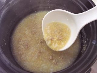 8、辅食:山药肉末二米粥,煮至双米黏糊开花后,将肉末放入并搅拌均匀