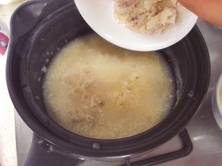 9、辅食:山药肉末二米粥,再加入山药泥,搅拌均匀后小火焖煮五分钟