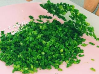 2、韭菜香干炒藜麦饭,韭菜洗净切碎。