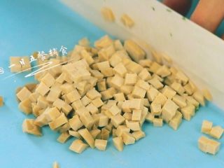 3、韭菜香干炒藜麦饭,豆腐干切碎米状。