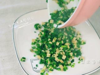 5、韭菜香干炒藜麦饭,1分钟后马上盛出备用。