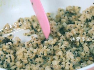 6、韭菜香干炒藜麦饭,锅中另加入少量油，加入藜麦饭翻炒。