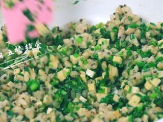 7、韭菜香干炒藜麦饭,待藜麦饭热透后，加入豆腐干和韭菜碎混匀。