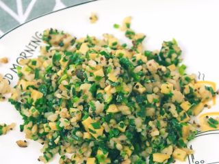 8、韭菜香干炒藜麦饭,加点盐，出锅。