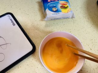 1、献礼祖国70周年华诞-芝士火腿鸡蛋手抓饼,鸡蛋打散