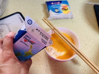 2、献礼祖国70周年华诞-芝士火腿鸡蛋手抓饼,加入20ml牛奶,加入牛奶的鸡蛋更加香浓幼滑