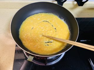 5、献礼祖国70周年华诞-芝士火腿鸡蛋手抓饼,用筷子划圈搅拌至半熟状态