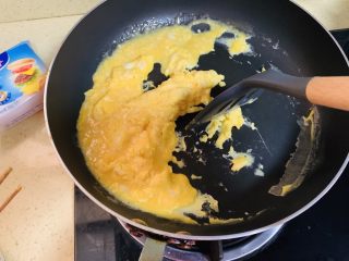 6、献礼祖国70周年华诞-芝士火腿鸡蛋手抓饼,然后用锅铲把蛋炒起