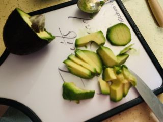 12、献礼祖国70周年华诞-芝士火腿鸡蛋手抓饼,牛油果切成条状