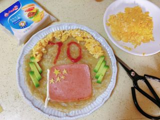 13、献礼祖国70周年华诞-芝士火腿鸡蛋手抓饼,最后把炒鸡蛋铺上当作云朵,牛油果铺上当作两边花草
