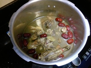 12、补气养血&红枣桂圆麻油鸡汤,鸡肉带汤倒入高压锅内炖，用高压锅炖的好处是方便，省时。