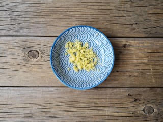 2、香煎鸡茸玉米肠,姜已经去皮切末。（姜皮是寒性的，如果孩子小肠胃功能弱最好去皮食用）