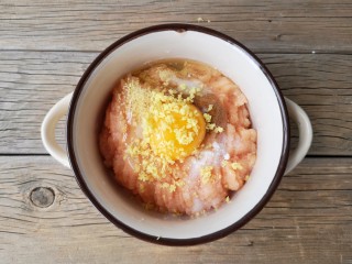 6、香煎鸡茸玉米肠,加入姜末。