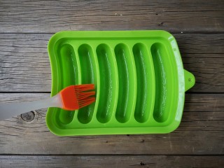 12、香煎鸡茸玉米肠,香肠模具内刷一层薄油。