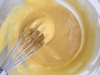 4、电饭煲蒸蛋糕,搅拌均匀至顺滑无颗粒