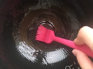 7、电饭煲蒸蛋糕,用刷子把油电饭煲四周刷均匀 预热10分钟