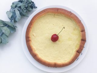 10、电饭煲蒸蛋糕,蒸好的蛋糕稍微晾凉后脱模