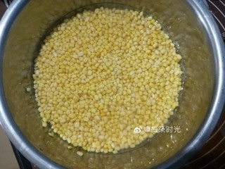 2、绿豆糕,提前泡水，最好泡一夜