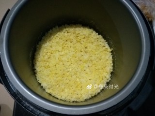 3、绿豆糕,蒸锅里铺上笼布把绿豆蒸熟。我是用高压锅加少量水压熟的。