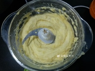 4、绿豆糕,加入50克牛奶，放进搅拌机打成泥