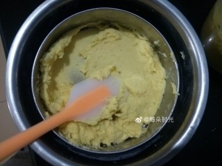 5、绿豆糕,过筛，用刮刀反复压，虽然过筛很费劲，但是为了口感好，还是过筛好。