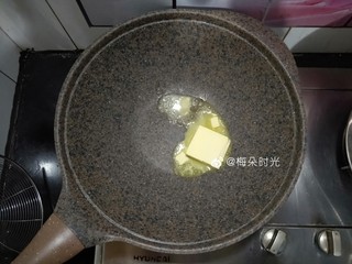 7、绿豆糕,准备一个不粘锅，因为炒绿豆泥容易粘锅，所以用不粘锅最好。黄油用小火化开