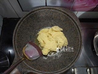 8、绿豆糕,等黄油完全融化后把绿豆泥倒进去，翻炒，让绿豆泥和黄油完全融合。
