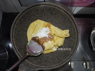 9、绿豆糕,然后加入白糖和麦芽糖。
