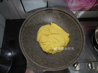 11、绿豆糕,炒到感觉不粘铲子，很干爽了。不能炒的太干，吃着噎人。盛出放盆里。