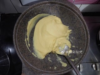 10、绿豆糕,这时候绿豆泥变得很稀，黏铲子，开始不停的翻炒，全程小火。防止糊锅。炒的过程要有耐心，不停的翻让水分蒸发。