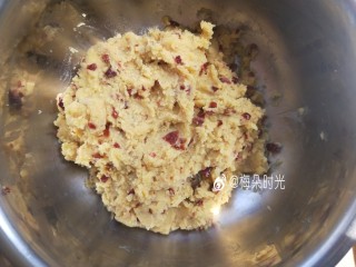 13、绿豆糕,放进绿豆泥里混合好