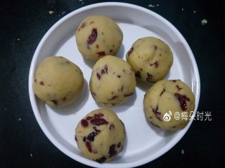 14、绿豆糕,称重，每一份同等重量，团成小球，我做的每个35克。大约能做16个。