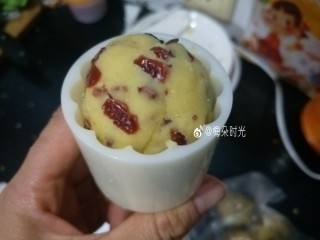 15、绿豆糕,月饼模具刷油，把团好的绿豆泥放进去压出形状。