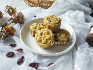 18、绿豆糕,吃起来，软硬度合适，甜度也不是太甜，还有淡淡奶味。