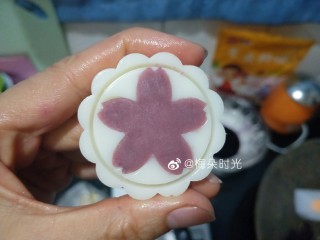 21、绿豆糕,双色的就是取一部分绿豆泥加入食用色素或者果蔬粉，先把花片凹进去的部分填满，再放原色绿豆泥一起压，就是双色的了。