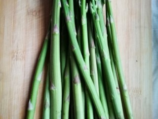 1、白灼芦笋,去掉较老的部分，芦笋洗净待用