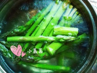 2、白灼芦笋,烧一锅水，待水煮沸后，将芦笋倒入锅中，煮1-2分钟，然后捞出（别煮太久，不然芦笋就不脆啦????）