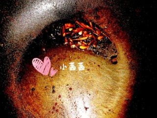 3、白灼芦笋,制作酱汁：倒一点色拉油，将姜丝，蒜片倒入爆炒，加适量耗油，酱油，烧一会后，浇在芦笋上