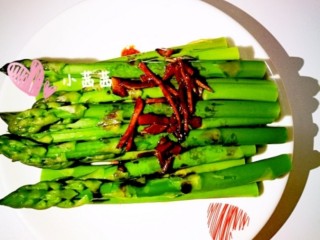 4、白灼芦笋,可口营养的芦笋就大功告成了！