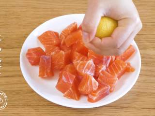 3、8m+自制鱼肉松(宝宝辅食),在三文鱼上,挤一些柠檬汁~