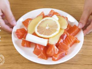 4、8m+自制鱼肉松(宝宝辅食),接着,盖上姜片、葱段、柠檬片,这样可以去腥提味~