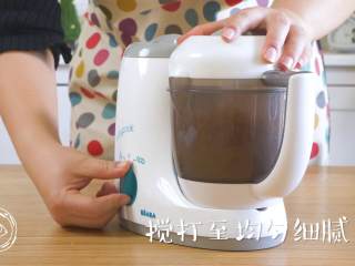 7、8m+自制鱼肉松(宝宝辅食),倒入锅中,小火翻炒,先炒到7分干~