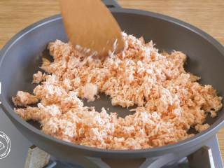 8、8m+自制鱼肉松(宝宝辅食),倒入锅中,小火翻炒,先炒到7分干~