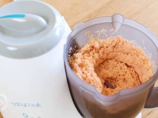 9、8m+自制鱼肉松(宝宝辅食),放入辅食机中,搅打至均匀细腻~