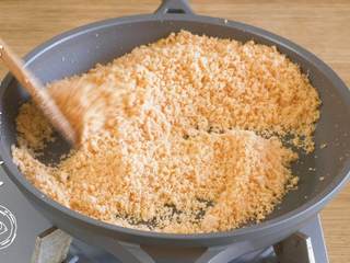 10、8m+自制鱼肉松(宝宝辅食),再次放入锅中翻炒,炒到没有水分~