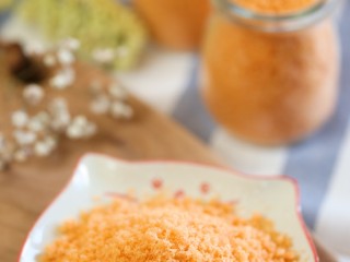 11、8m+自制鱼肉松(宝宝辅食),做好盛出,可以直接用勺子挖着吃,也可搭配米饭和粥哈~