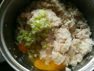 3、鱼肉藕丸,莲藕搽成蓉，打入两个鸡蛋，放入盐，适量面粉，其他佐料不需要放了，以免盖过藕的味道顺时针搅拌