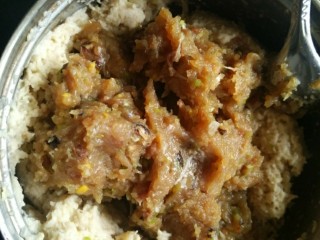 4、鱼肉藕丸,将上劲的鱼肉倒入藕蓉中顺时针搅拌均匀