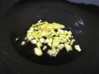 8、荷兰豆炒香肠,热锅倒入适量油，有微热放入葱姜，小火炒出香味。