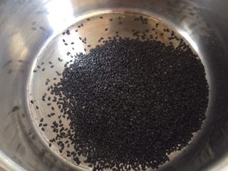 2、黑芝麻戚风蛋糕,黑芝麻用锅炒熟